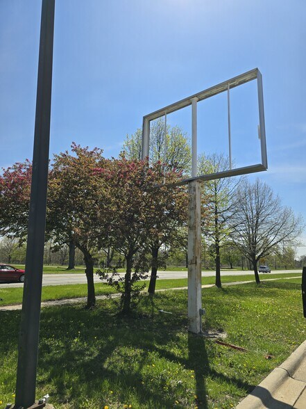 8400 Wayne Rd, Romulus, MI à louer - Photo de l’immeuble – Image 3 sur 8