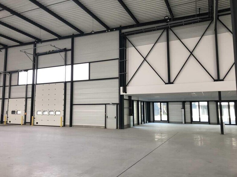 51 Rue Du Commandant Rolland, Le Bourget à louer - Photo de l’immeuble – Image 3 sur 17