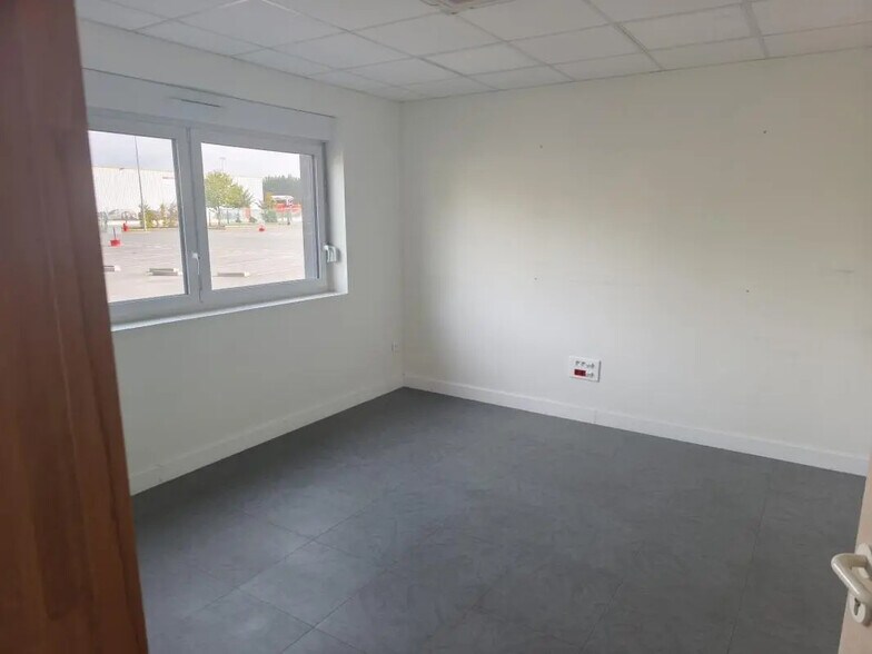 Bureau dans Giberville à louer - Photo de l’immeuble – Image 3 sur 5