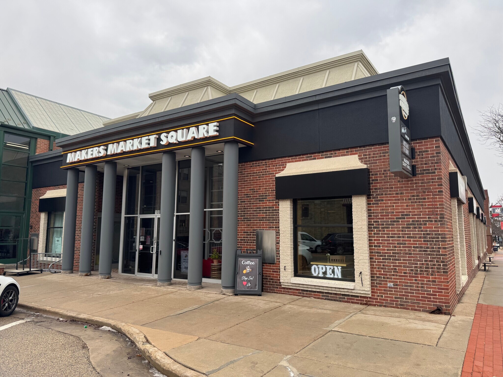 100 S 1st St, Mount Horeb, WI à louer Photo principale– Image 1 sur 20