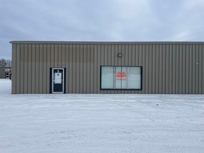 9 Hershey Dr, Smiths Falls, ON à louer - Photo de l’immeuble – Image 2 sur 2