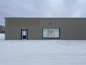 9 Hershey Dr, Smiths Falls, ON à louer Photo de l’immeuble– Image 1 sur 8