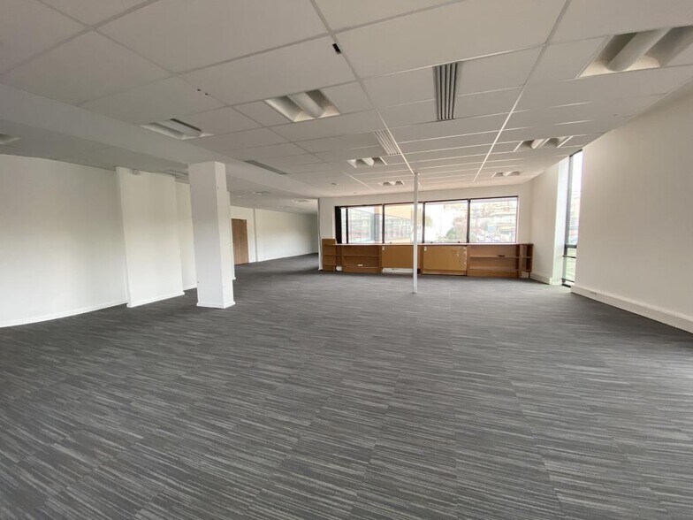 Bureau dans Ivry-sur-Seine à vendre - Photo de l’immeuble – Image 2 sur 32
