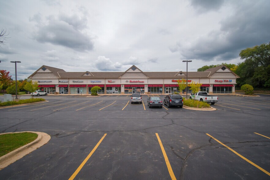 3106-3108 Three Oaks Rd, Cary, IL à louer - Photo de l’immeuble – Image 2 sur 8