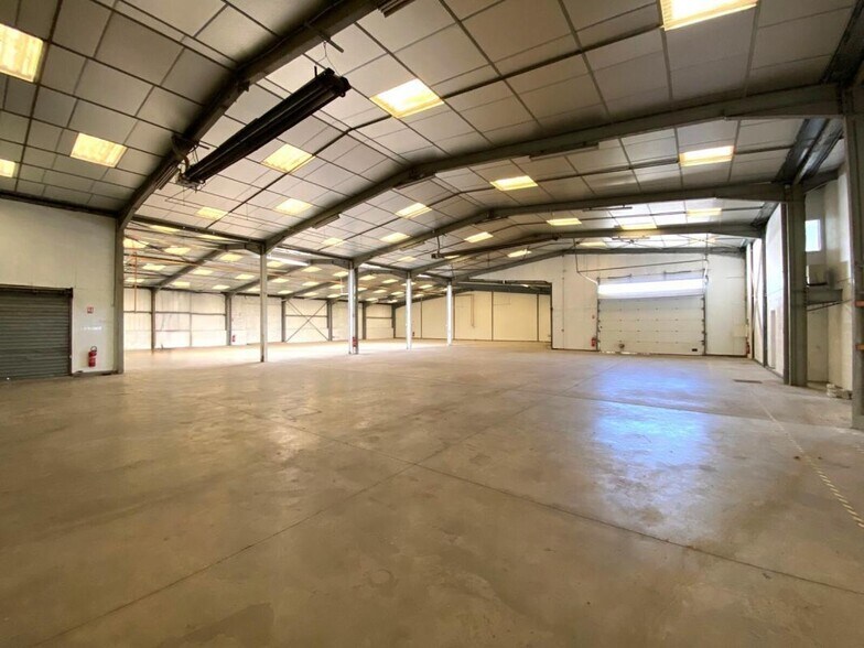 Local d'activités dans CIVRIEUX-D'AZERGUES à vendre - Photo de l’immeuble – Image 2 sur 9