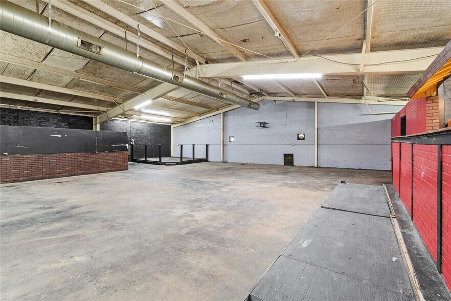 125 Burrell Dr, Dallas, TX à louer - Photo de l’immeuble – Image 1 sur 13