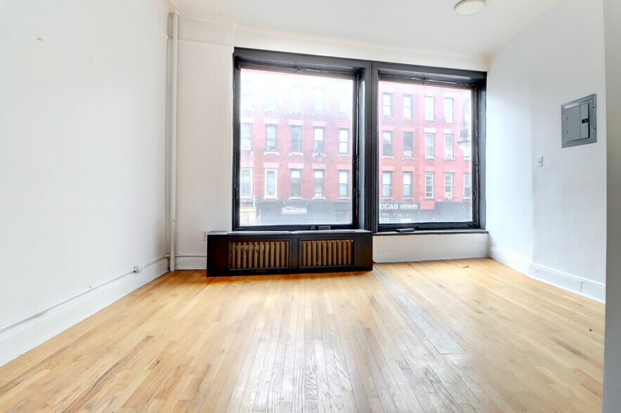 887 Manhattan Ave, Brooklyn, NY à louer - Photo de l’immeuble – Image 2 sur 6