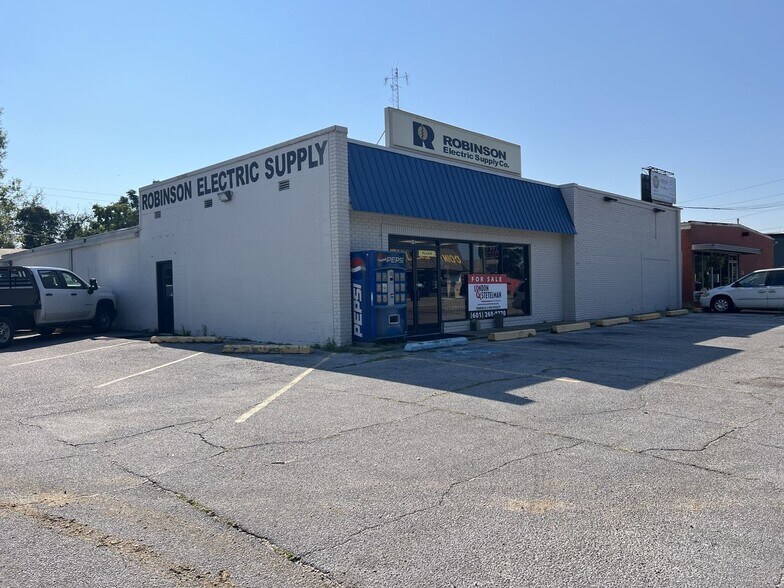 519 N 13th Ave, Laurel, MS à vendre - Photo de l’immeuble – Image 2 sur 8