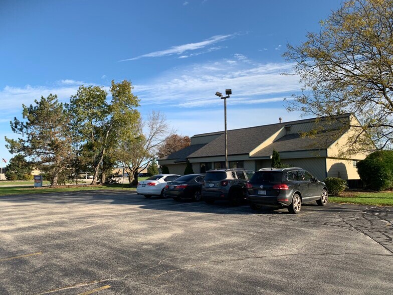 16505 W National Ave, New Berlin, WI à vendre - Photo de l’immeuble – Image 3 sur 3