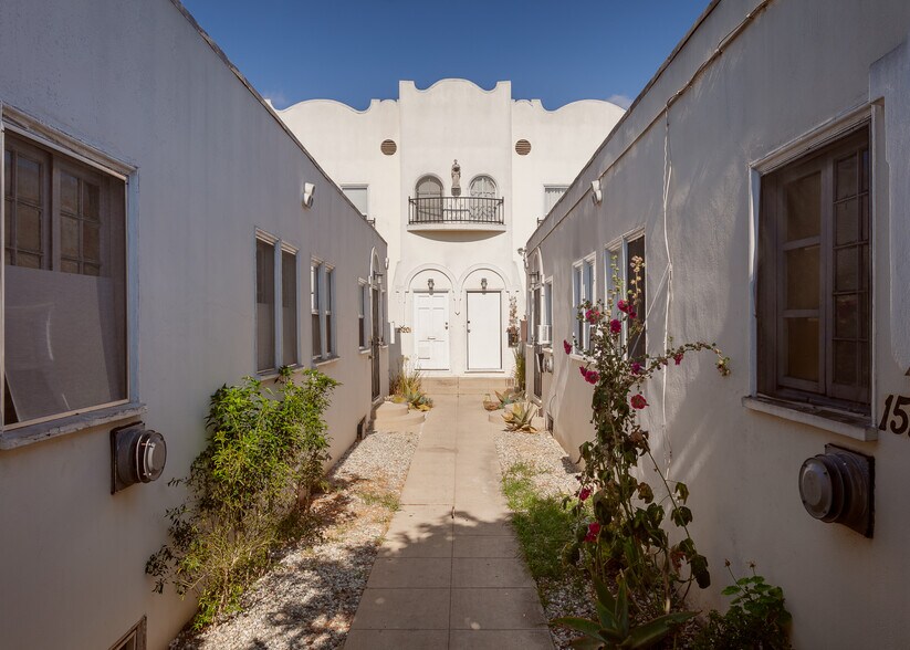 1520 Menlo Ave, Los Angeles, CA à vendre - Photo de l’immeuble – Image 1 sur 15