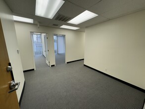 8405 Pershing Dr, Los Angeles, CA à louer Photo intérieure– Image 1 sur 12