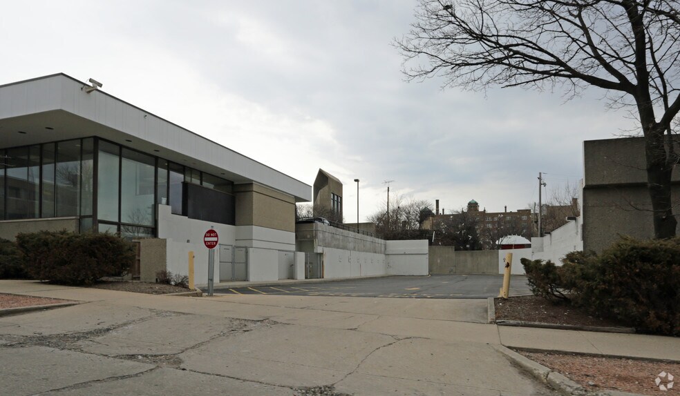2525 W Wisconsin Ave, Milwaukee, WI à vendre - Photo de l’immeuble – Image 2 sur 4