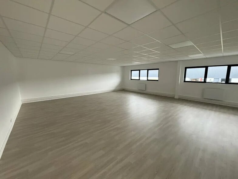 Local d’activités dans Lieusaint à louer - Photo de l’immeuble – Image 3 sur 4