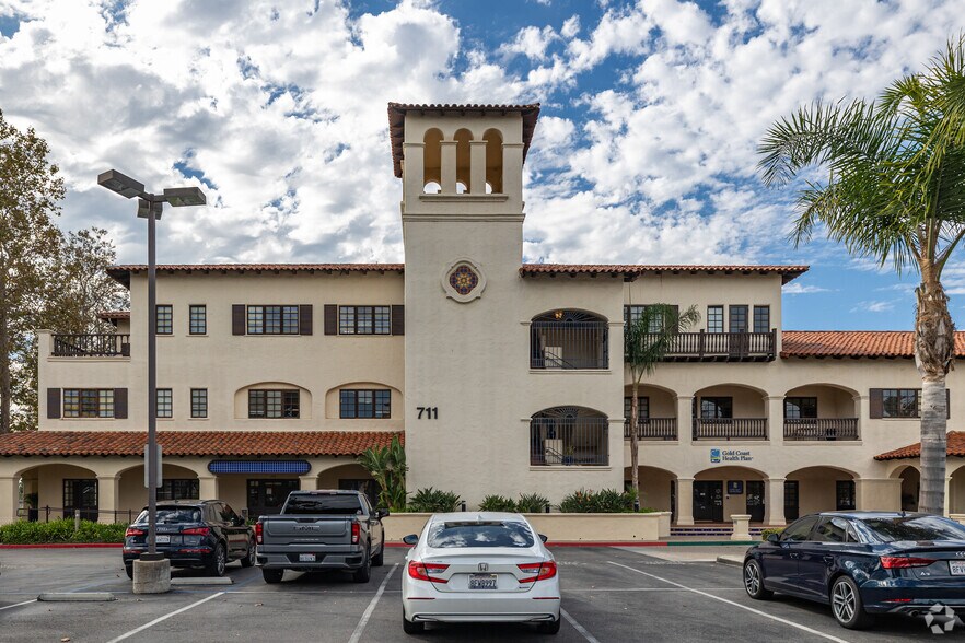 711 E Daily Dr, Camarillo, CA à louer - Photo de l’immeuble – Image 1 sur 8