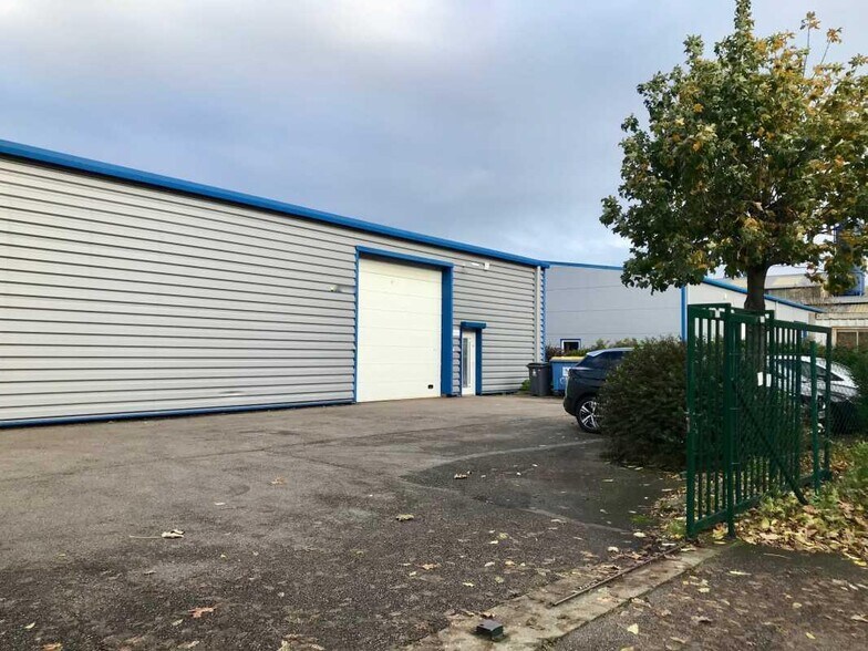 Local d’activités dans Le Petit-Quevilly à louer - Photo de l’immeuble – Image 1 sur 5