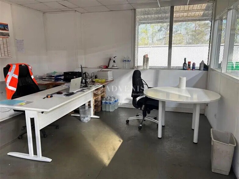 Local d'activités dans Montfort-le-Gesnois à vendre - Photo de l’immeuble – Image 3 sur 7