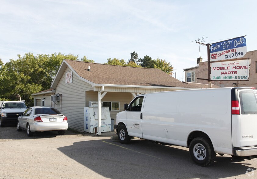 56230 Grand River Ave, New Hudson, MI à vendre - Photo de l’immeuble – Image 2 sur 2