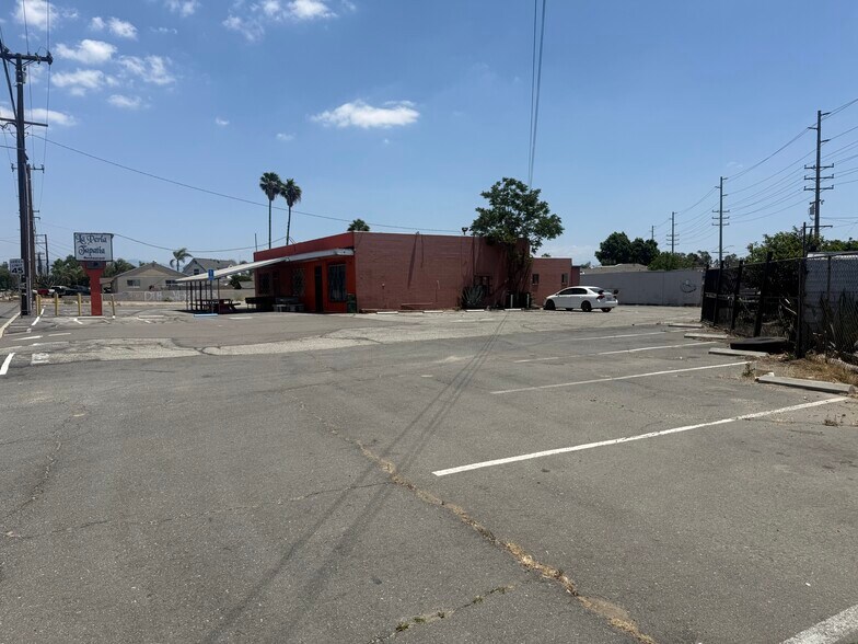 15542 San Bernardino Ave, Fontana, CA à vendre - Photo de l’immeuble – Image 3 sur 23