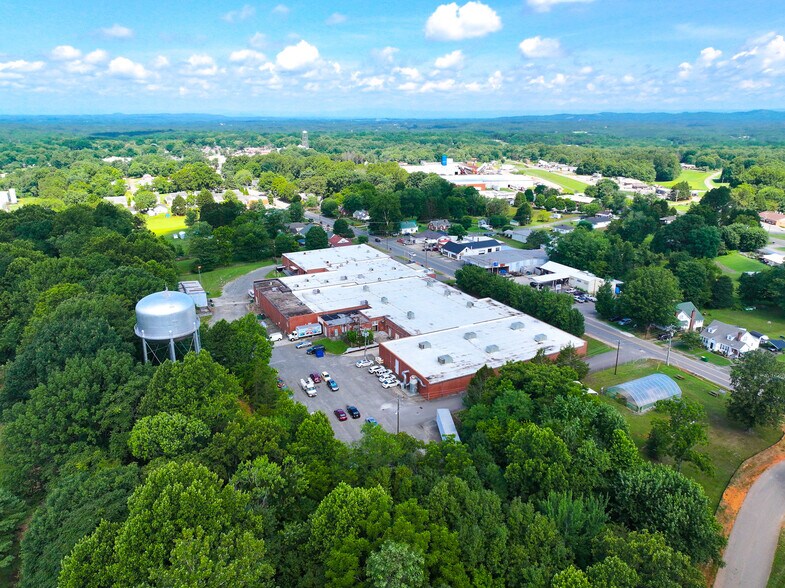 612 E Main St, Pilot Mountain, NC à vendre - Photo de l’immeuble – Image 2 sur 11