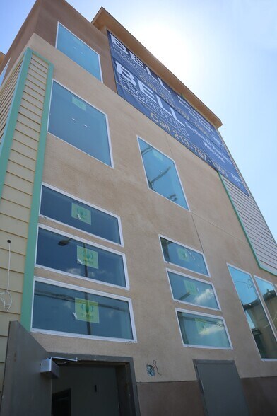 6406 S Hoover St, Los Angeles, CA à vendre - Photo de l’immeuble – Image 3 sur 11
