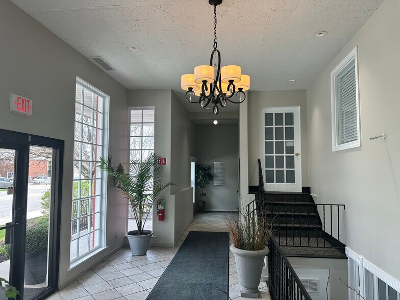 1616 E Roosevelt Rd, Wheaton, IL à louer - Hall d’entrée – Image 3 sur 7