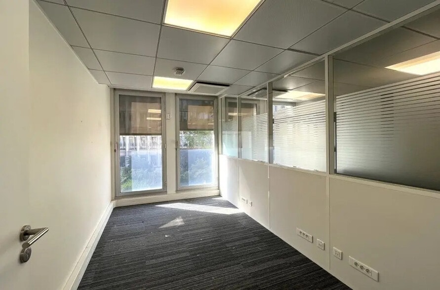 66 Avenue Des Champs Elysées, Paris à louer - Photo de l’immeuble – Image 2 sur 4