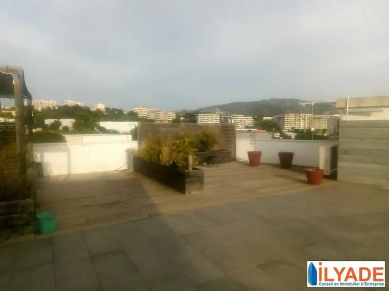 Local d’activités dans Marseille à louer - Photo de l’immeuble – Image 2 sur 3