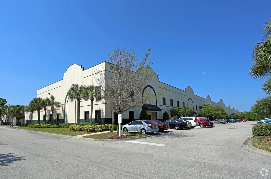 8222 118th Ave, Largo, FL à vendre - Photo de l’immeuble – Image 1 sur 32