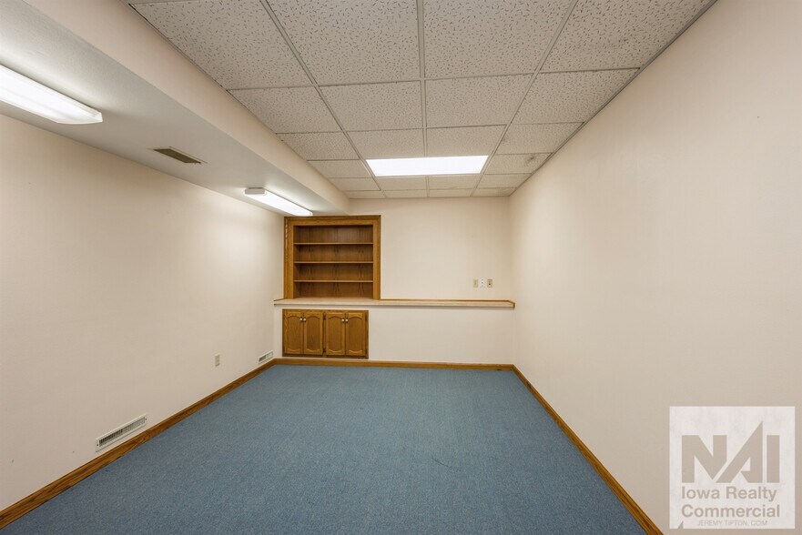 100 E 1st St, Anamosa, IA à vendre - Photo de l’immeuble – Image 2 sur 28