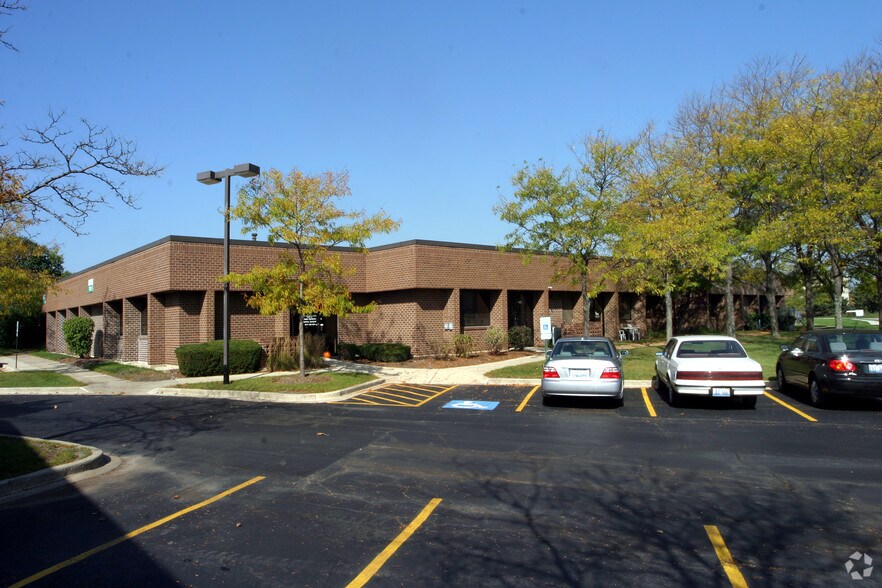 100 Hillcrest Blvd, Schaumburg, IL à louer - Photo de l’immeuble – Image 2 sur 7