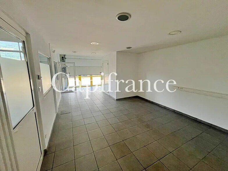 Local commercial dans Embrun à louer - Photo de l’immeuble – Image 2 sur 2