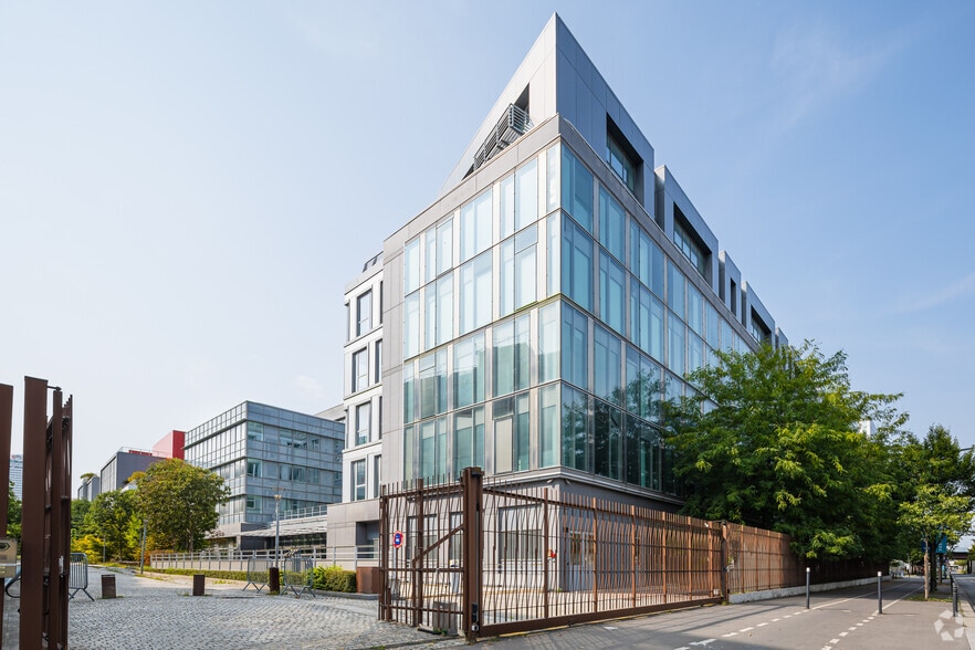 Local commercial dans Saint-Denis à louer - Photo de l’immeuble – Image 2 sur 4