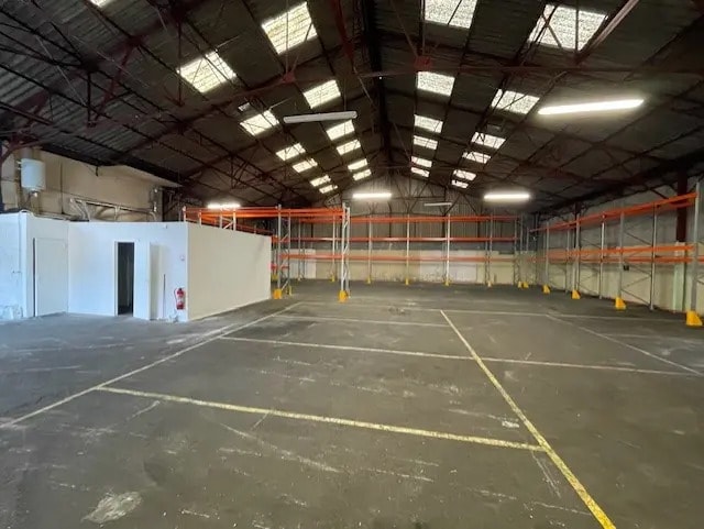 Industriel/Logistique dans La Trinité à louer Photo intérieure– Image 1 sur 7