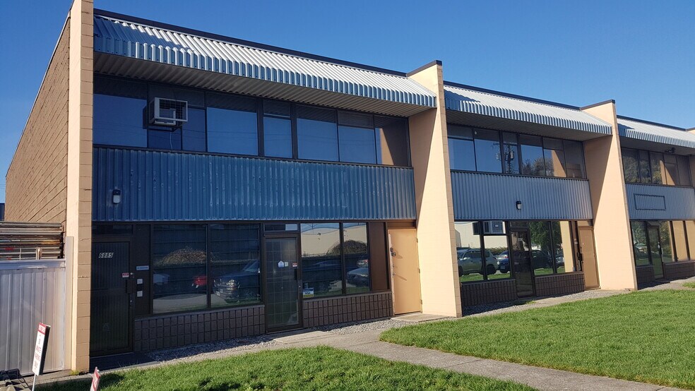 6879-6885 Russell Av, Burnaby, BC à louer - Photo de l’immeuble – Image 2 sur 9
