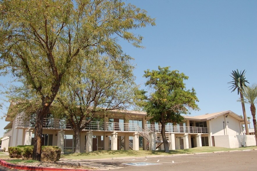 201 E Southern Ave, Tempe, AZ à louer - Photo de l’immeuble – Image 2 sur 30