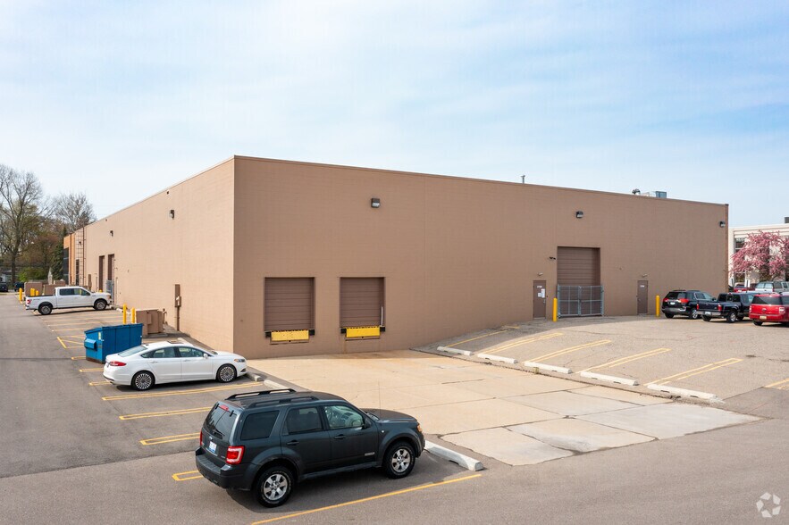 37564-37584 Amrhein Rd, Livonia, MI à louer - Photo de l’immeuble – Image 2 sur 10