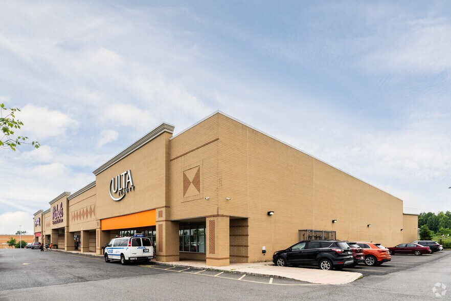 245 Bricktown Way, Staten Island, NY à vendre - Photo de l’immeuble – Image 2 sur 4