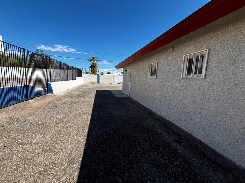 1610 E Sahara Ave, Las Vegas, NV à louer - Photo de l’immeuble – Image 3 sur 16