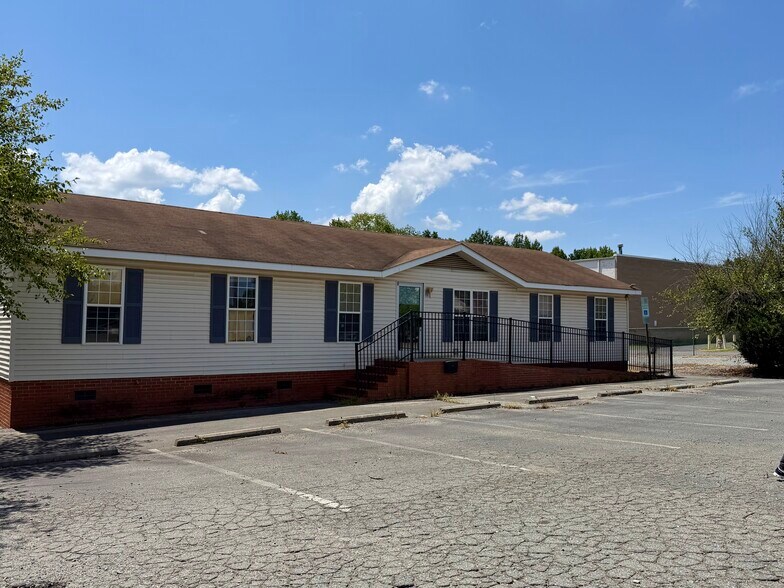 227 Atando Ave, Charlotte, NC à louer - Photo de l’immeuble – Image 1 sur 10
