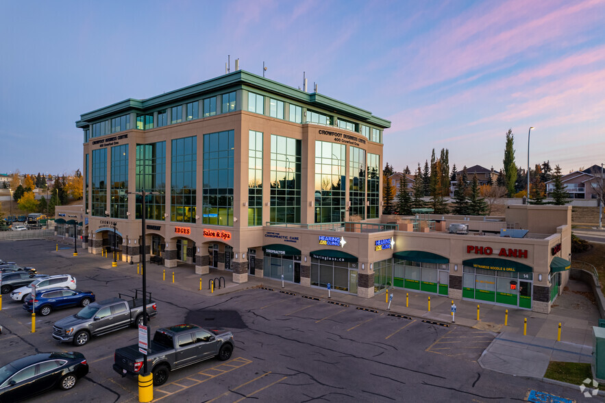 400 Crowfoot Cres NW, Calgary, AB à louer - Photo de l’immeuble – Image 1 sur 6