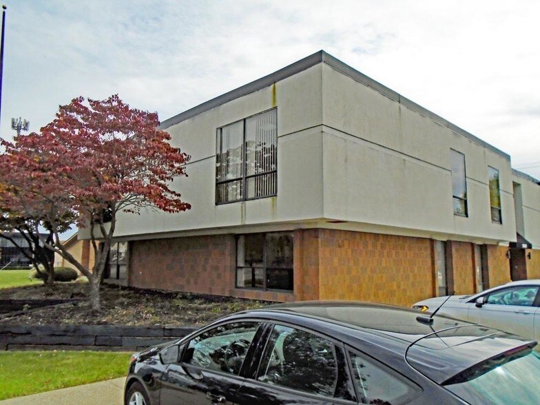 18481 W Ten Mile Rd, Southfield, MI à louer - Photo de l’immeuble – Image 1 sur 4