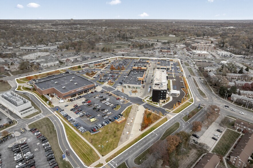 Woodward Ave, Royal Oak, MI à louer - Photo de l’immeuble – Image 3 sur 38