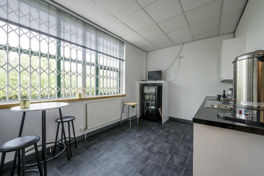 750-790 Mandarin Ct, Warrington à louer - Photo de l’immeuble – Image 3 sur 8