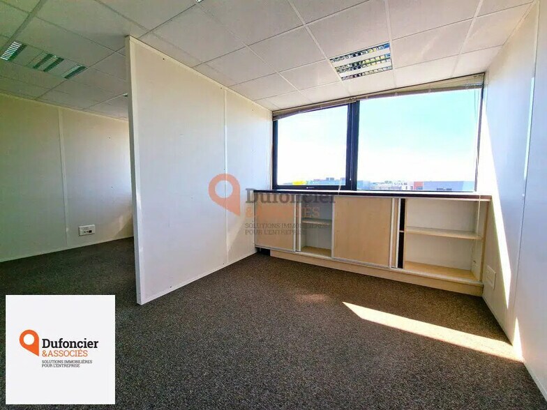 Bureau dans Chasseneuil-du-Poitou à louer - Photo de l’immeuble – Image 3 sur 11