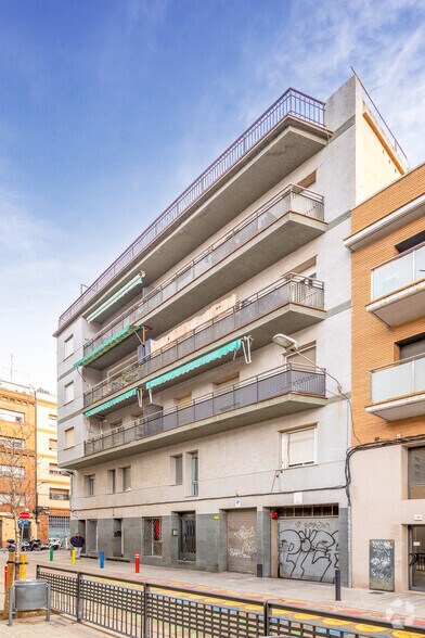 Immeuble residentiel dans L'Hospitalet de Llobregat, Barcelona à vendre - Photo de l’immeuble – Image 2 sur 2