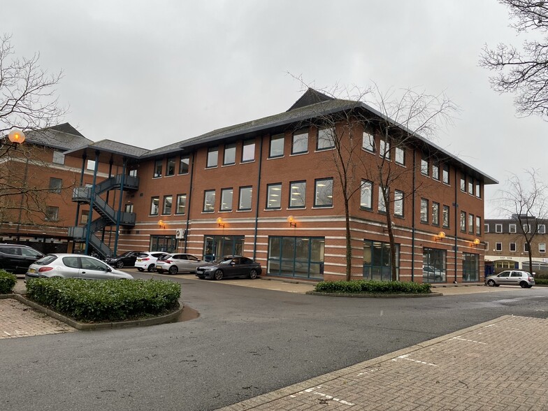 106 High St, Crawley à louer - Photo de l’immeuble – Image 3 sur 4