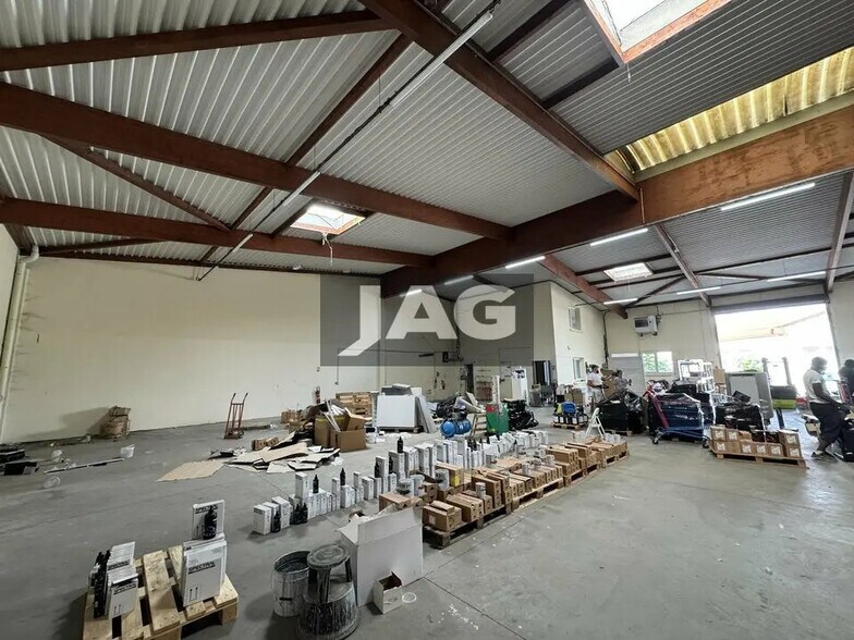 Local d’activités dans Décines-Charpieu à louer - Photo de l’immeuble – Image 2 sur 8