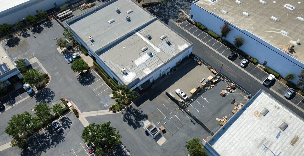 2451 Pomona Rd, Corona, CA à vendre - Photo de l’immeuble – Image 2 sur 10