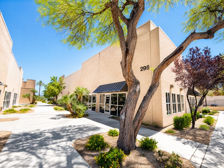 295 E Warm Springs Rd, Las Vegas, NV à louer - Photo de l’immeuble – Image 2 sur 4