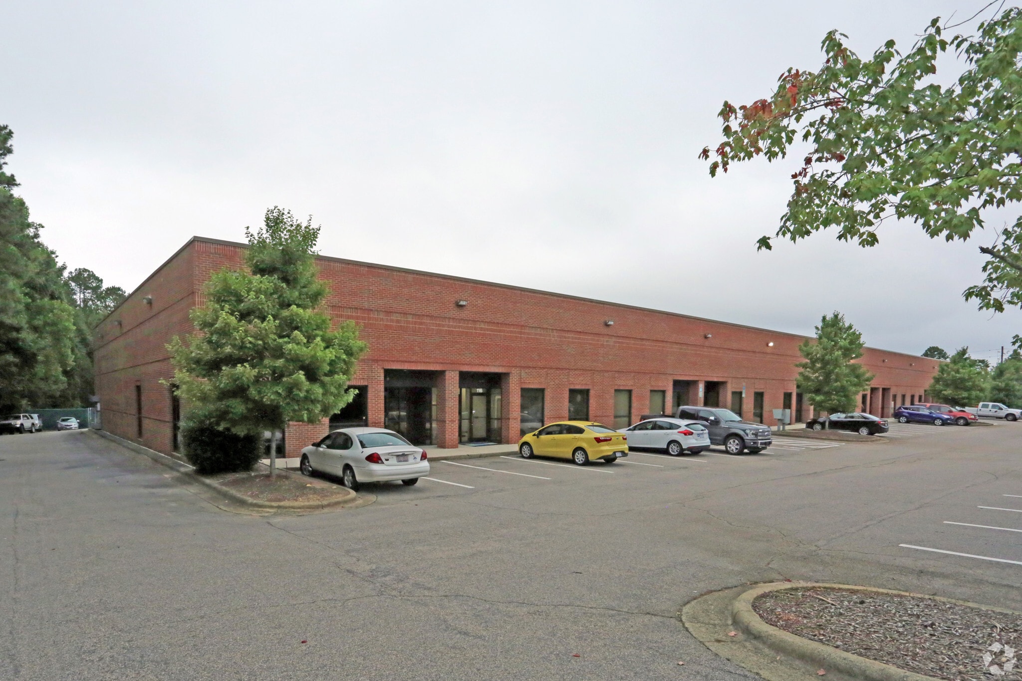 100-118 Kitty Hawk Dr, Morrisville, NC à louer Photo principale– Image 1 sur 7